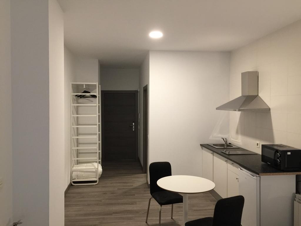 Room And Kitchen Bilbao Bagian luar foto