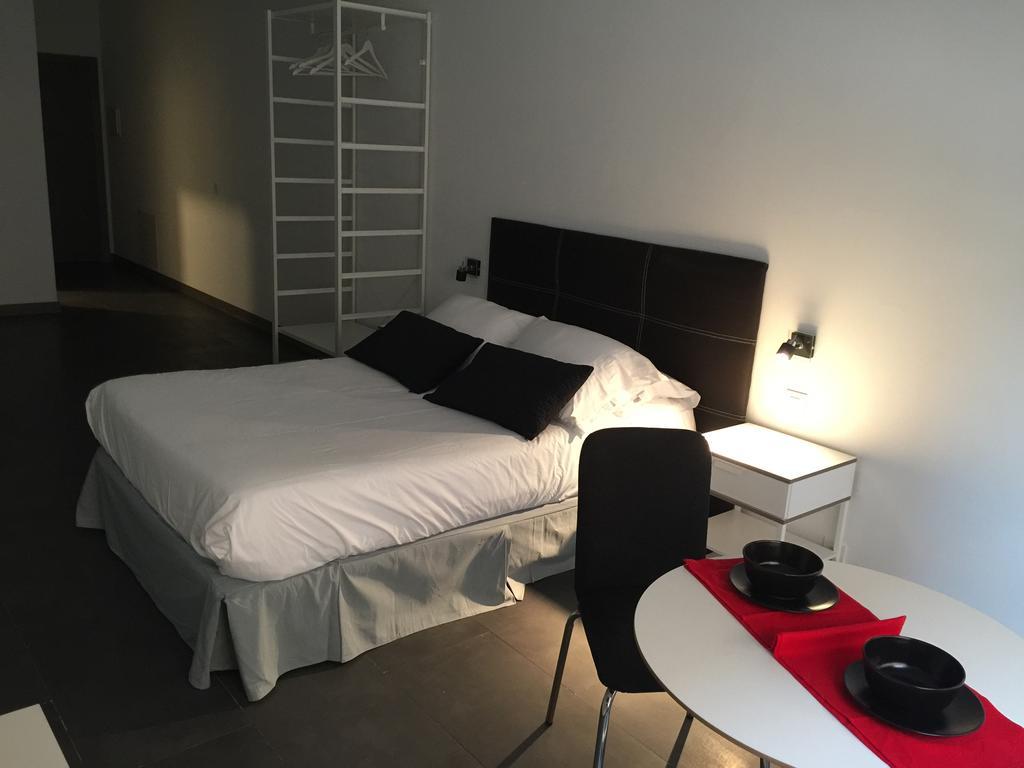 Room And Kitchen Bilbao Bagian luar foto