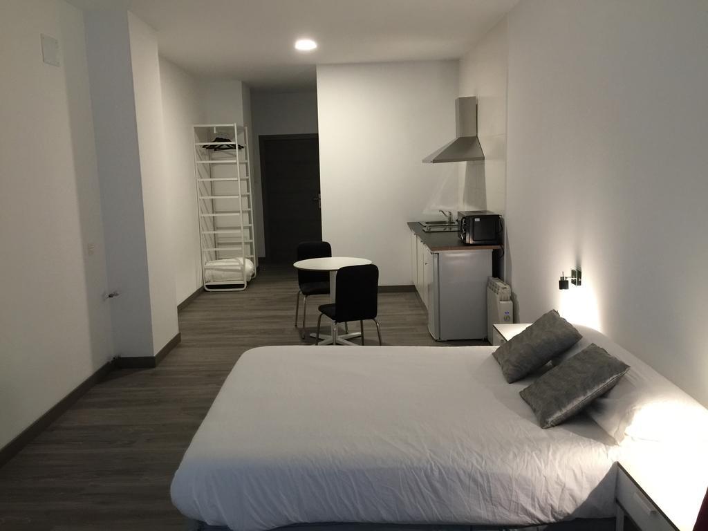 Room And Kitchen Bilbao Bagian luar foto