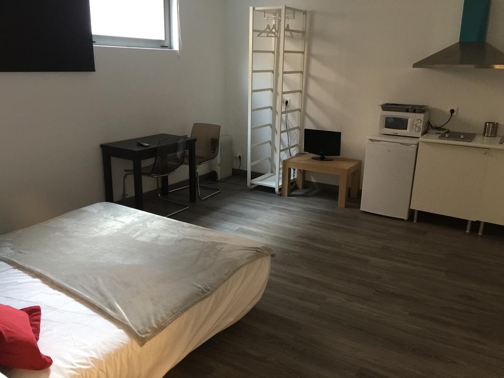 Room And Kitchen Bilbao Bagian luar foto