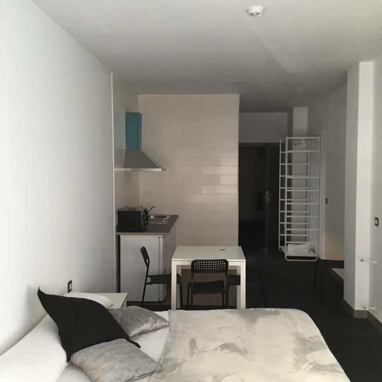 Room And Kitchen Bilbao Bagian luar foto