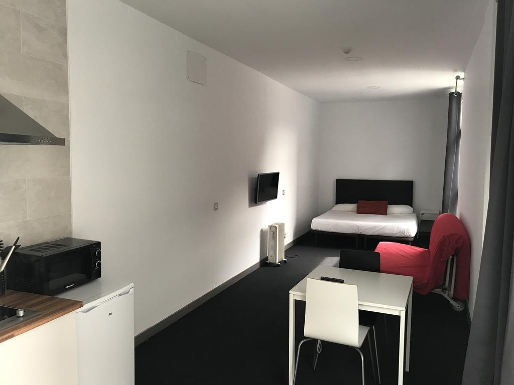 Room And Kitchen Bilbao Bagian luar foto